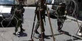 الخليل: الاحتلال يغلق أحد مداخل قرية سوسيا بالمكعبات الاسمنتية