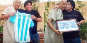 مارادونا يحدث المفاجأة ويلتقي بالحكم التونسي الذي احتسب هدف "اليد الإلهية"