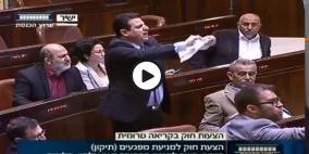 نواب المشتركة مزقوا القرار.. الكنيست يصادق على "حظر الاذان"