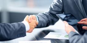 "قبضة في قبضة" بدلا من المصافحة