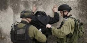 الاحتلال يعتقل شابا ويسلم آخر بلاغا في بيت لحم