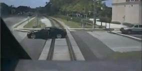 بالفيديو.. نجاة امرأة قبل ثوان من اصطدام القطار بسيارتها