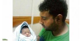 مستشفى سعودي يمنح مواطناً مولودة بـ«الخطأ»