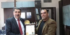 تكريم رئيس بلدية رام الله تقديراً لجهوده بمساعدة أهالي مخيم الجلزون