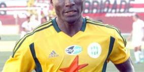 وفاة الكاميروني إيبونسي لاعب شبيبة القبائل في أحداث شغب بالدوري الجزائري