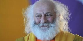 مهرج روسي يبني "قرية للحمقى" في ضواحي باريس