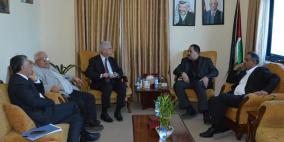 مناقشة ترتيبات عقد امتحان التوجيهي للفلسطينيين في قطر