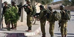 قوات الاحتلال تسلم مواطنا من دورا بلاغا لمراجعة مخابراتها