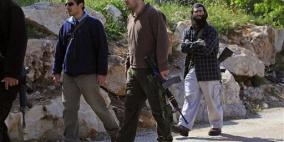 عشرات المستوطنين يعتدون على منازل المواطنين في الخليل