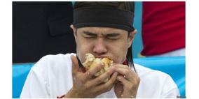 متسابق يلتهم 62 شطيرة "هوت دوغ" ويتوج بطلا في سباق عيد الاستقلال السنوي بنيويورك