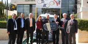 بنك القدس يسلم الفائز سعيد سنقرط من رام الله سيارة هيونداي اكسنت 2014