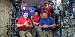 ثلاثة من رواد فضاء يعودون إلى الأرض