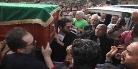 مشيعو محمود عبد العزيز يتسابقون لالتقاط سيلفي مع نجليه!