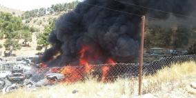 حريق يتسبب باشعال النار في عشرات المركبات الغير قانونية