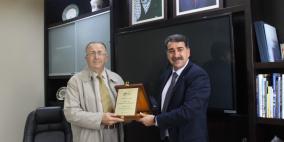 بلدية رام الله تكرم د. شادي الغضبان