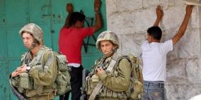 الاحتلال يعتقل مواطنا ويعتدي على آخرين في الخليل