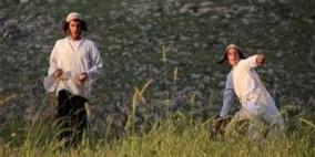 مستوطنون يهاجمون قرية عوريف ويعتدون على سكانها