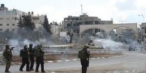 إختناق عائلة بعد إمطار جيش الإحتلال بلدة الرام بقنابل الغاز