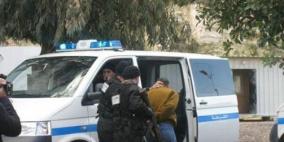 الشرطة تقبض على شخصين دسا المخدرات بمركبة مواطن للإيقاع به