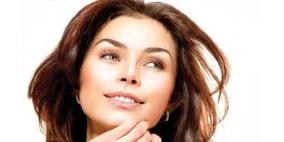 طريقة تفتيح الوجه والجسم بزيت اللوز المر