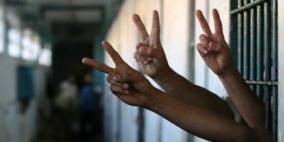 أربعة أسرى يواصلون إضرابهم عن الطعام