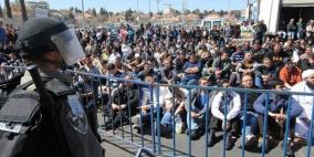 مئات المواطنين يؤدون 'الجمعة' في الشوارع بعد منعهم دخول 'الأقصى'