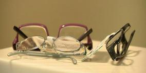 النظارات الطبية الجاهزة تسبب الصداع وازدواجية الرؤية