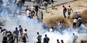 اعتقال متضامن وإصابة متضامنة بجروح والعشرات بالاختناق في مسيرة بلعين