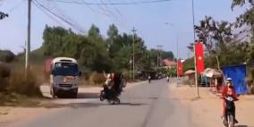 بالفيديو .. سائق دراجة نارية يلهو على الاتجاه المعاكس قبل أن يصطدم بآخر