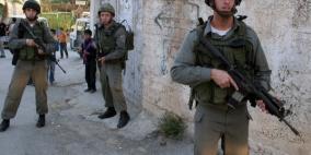 الاحتلال يداهم عدة جمعيات خيرية في الخليل