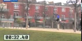 بالفيديو: معاق يدخل غينيس بالجري على يديه 100 متر