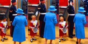 فيديو: طفلة أهدت الورد لملكة بريطانيا وتلقت صفعة على وجهها