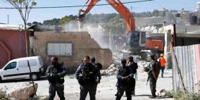 نابلس: قوات الاحتلال تهدم منزلا وبركسا في خربة الطويل