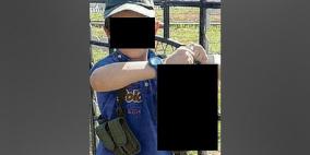 "هذا هو ابني".. أب استرالي يتباهى بابنه (7 سنوات) وهو يحمل رأسا مقطوعة لجندي سوري