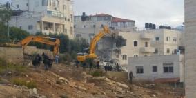 الاحتلال يشرد عائلة بهدم منزلها في بيت حنينا