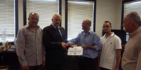 اللواء هب الريح يكرم ضابطا في الوقائي لدوره في حملة "رمون الخير"