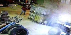 عامل في ورشة يطير في الهواء بسبب انفجار عجلة ضخمة