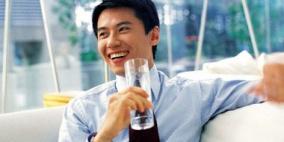 الإكثار من شرب السوائل يحميك من المغص الكلوي