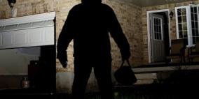 لص يعيد المسروقات الى اصحابها في الخليل