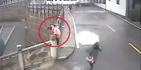 بالفيديو.. مارّة ينقذون امرأة حاولت الانتحار في الصين