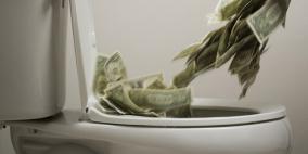 ألمانية تلقي 400 ألف يورو بالمرحاض بسبب زوجها