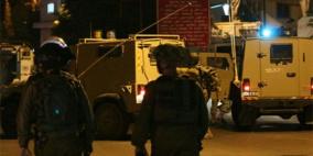 الاحتلال يعتقل والد وأشقاء شاب مطارد