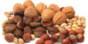 تناول "المكسرات وصفار البيض والفواكه" لعلاج تشقق جلد الأظافر