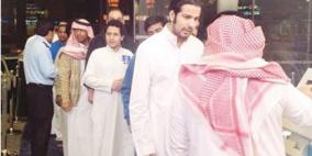 السعوديون يصطفون في طوابير طويلة لشراء "آيفون 5"