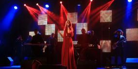 نانسي عجرم بالأحمر في المغرب والجمهور يستقبلها بالورود