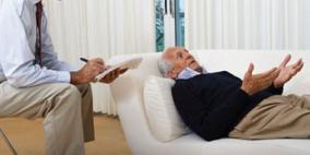 50 ألف بريطاني يتركون عملهم لرعاية أقاربهم من مرضى "الخرف"