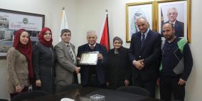 جمعية رعاية شؤون الطلبة الخيرية تكرم رئيس جامعة القدس المفتوحة