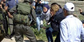 الفتاه التي رفعت العلم الفلسطيني فوق آلة الحرب والقمع العسكرية الاسرائيلية.رنا حمادة