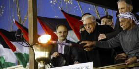 الرئيس محمود عباس يضيء شعلة الانطلاقة 48 لحركة فتح في مقر المقاطعة