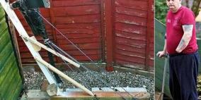 صنع مقصلة في بيته ليبتر بها يده